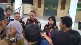 Kepala Kejaksaan Negeri Banjarmasin, Eko Reandra Wiranto, SH. MH melalui Kepala Seksi Intelijen, Ardian Junaedi SH MH didampingi Kepala Seksi Pidana Khusus (Kasi Pidsus) Mirzantio Ernanda SH. MH bersama Kasubsi (Kepala Subseksi) Penyidikan dan Pengendalian Operasi,  Renny Gladis Karina SH.MH. saat memerikan keternagan pers, Kamis (23/4/2026) (SuarIndonesia/ZI)