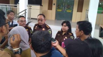 Kepala Kejaksaan Negeri Banjarmasin, Eko Reandra Wiranto, SH. MH melalui Kepala Seksi Intelijen, Ardian Junaedi SH MH didampingi Kepala Seksi Pidana Khusus (Kasi Pidsus) Mirzantio Ernanda SH. MH bersama Kasubsi (Kepala Subseksi) Penyidikan dan Pengendalian Operasi,  Renny Gladis Karina SH.MH. saat memerikan keternagan pers, Kamis (23/43/2026) (SuarIndonesia/ZI)