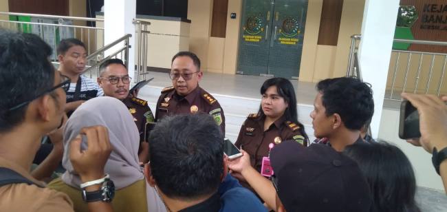 Kepala Kejaksaan Negeri Banjarmasin, Eko Reandra Wiranto, SH. MH melalui Kepala Seksi Intelijen, Ardian Junaedi SH MH didampingi Kepala Seksi Pidana Khusus (Kasi Pidsus) Mirzantio Ernanda SH. MH bersama Kasubsi (Kepala Subseksi) Penyidikan dan Pengendalian Operasi,  Renny Gladis Karina SH.MH. saat memerikan keternagan pers, Kamis (23/4/2026) (SuarIndonesia/ZI)