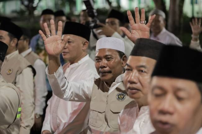 Anggota DPRD Kalsel ikuti melepas  berangkatkan menuju Tanah Suci dari Aula Jeddah Asrama Haji, Kamis (23/4/2026) malam (SuarIndonesia/Ist)