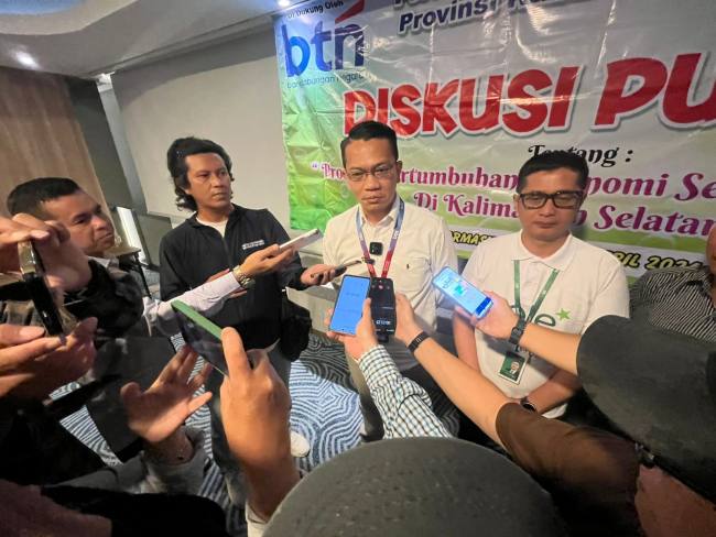 Kepala Cabang BTN Banjarmasin, Bona Pasogit Rumapea (kiri) didampingi Kepala Cabang BSN Banjarmasin, Sulthon Agung.