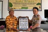 Kepala Balai Karantina Hewan, Ikan, dan Tumbuhan Kalimantan Barat, Ferdi mensosialisasikan satwa liar yang di lindungi kepada tokoh masyarakat di Perbatasan Sambas (Foto: Balai Karantina Kalbar)
