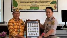 Kepala Balai Karantina Hewan, Ikan, dan Tumbuhan Kalimantan Barat, Ferdi mensosialisasikan satwa liar yang di lindungi kepada tokoh masyarakat di Perbatasan Sambas (Foto: Balai Karantina Kalbar)
