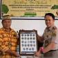 Kepala Balai Karantina Hewan, Ikan, dan Tumbuhan Kalimantan Barat, Ferdi mensosialisasikan satwa liar yang di lindungi kepada tokoh masyarakat di Perbatasan Sambas (Foto: Balai Karantina Kalbar)

