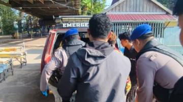 JASAD MENGAPUNG di Sungai depan Museum Perjuangan