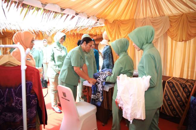 Salah satu sosok inspiratif di balik transformasi tersebut adalah Rabiatul Hariah, anggota Persit Kartika Chandra Kirana Cabang XXVII Dim 1004 Koorcab Rem 101 PD XII/Tambun Bungai. (SuarIndonesia/Ist)