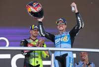 Pebalap Gresini, Alex Marquez, di podium juara MotoGP Spanyol 2026 di Sirkuit Jerez, Minggu (26/4/2026). (Foto: AFP/Pierre-Philippe Marcou)