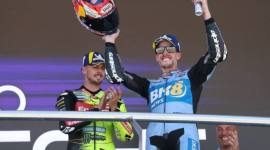Pebalap Gresini, Alex Marquez, di podium juara MotoGP Spanyol 2026 di Sirkuit Jerez, Minggu (26/4/2026). (Foto: AFP/Pierre-Philippe Marcou)