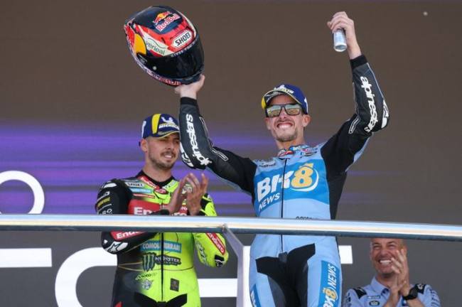 Pebalap Gresini, Alex Marquez, di podium juara MotoGP Spanyol 2026 di Sirkuit Jerez, Minggu (26/4/2026). (Foto: AFP/Pierre-Philippe Marcou)