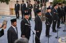 PELANTIKAN ENAM PEJABAT BARU - Menteri Lingkungan Hidup Jumhur Hidayat (kedua kiri), Wakil Menteri Koordinator Bidang Pangan Hanif Faisol (kiri), Kepala Badan Komunikasi Pemerintah Muhammad Qodari (ketiga kiri), Kepala Kantor Staf Kepresidenan Dudung Abdurachman (keempat kiri), Kepala Badan Karantina Nasional Abdul Kadir Karding (kedua kanan) dan Penasehat Khusus Presiden Bidang Komunikasi Hasan Hasbi (keempat kanan) mengikuti sumpah jabatan saat pelantikan pejabat baru dalam Kabinet Merah Putih di Istana Negara, Jakarta, Senin (27/4/2026). Sebanyak enam pejabat baru mengisi jabatan dalam perombakan (reshuffle) Kabinet Merah Putih, antara lain Jumhur Hidayat sebagai Menteri Lingkungan Hidup, Hanif Faisol sebagai Wakil Menteri Koordinator Bidang Pangan, Jenderal TNI (Purn) Dudung Abdurachman sebagai Kepala Kantor Staf Kepresidenan, Muhammad Qodari sebagai Kepala Badan Komunikasi Pemerintah, Hasan Nasbi sebagai Penasehat Khusus Presiden Bidang Komunikasi, dan Abdul Kadir Karding sebagai Kepala Badan Karantina Nasional. (Foto: Antara/Bayu Pratama S)
