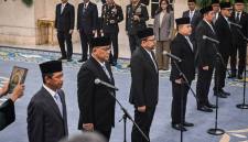 PELANTIKAN ENAM PEJABAT BARU - Menteri Lingkungan Hidup Jumhur Hidayat (kedua kiri), Wakil Menteri Koordinator Bidang Pangan Hanif Faisol (kiri), Kepala Badan Komunikasi Pemerintah Muhammad Qodari (ketiga kiri), Kepala Kantor Staf Kepresidenan Dudung Abdurachman (keempat kiri), Kepala Badan Karantina Nasional Abdul Kadir Karding (kedua kanan) dan Penasehat Khusus Presiden Bidang Komunikasi Hasan Hasbi (keempat kanan) mengikuti sumpah jabatan saat pelantikan pejabat baru dalam Kabinet Merah Putih di Istana Negara, Jakarta, Senin (27/4/2026). Sebanyak enam pejabat baru mengisi jabatan dalam perombakan (reshuffle) Kabinet Merah Putih, antara lain Jumhur Hidayat sebagai Menteri Lingkungan Hidup, Hanif Faisol sebagai Wakil Menteri Koordinator Bidang Pangan, Jenderal TNI (Purn) Dudung Abdurachman sebagai Kepala Kantor Staf Kepresidenan, Muhammad Qodari sebagai Kepala Badan Komunikasi Pemerintah, Hasan Nasbi sebagai Penasehat Khusus Presiden Bidang Komunikasi, dan Abdul Kadir Karding sebagai Kepala Badan Karantina Nasional. (Foto: Antara/Bayu Pratama S)
