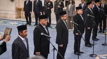 PELANTIKAN ENAM PEJABAT BARU - Menteri Lingkungan Hidup Jumhur Hidayat (kedua kiri), Wakil Menteri Koordinator Bidang Pangan Hanif Faisol (kiri), Kepala Badan Komunikasi Pemerintah Muhammad Qodari (ketiga kiri), Kepala Kantor Staf Kepresidenan Dudung Abdurachman (keempat kiri), Kepala Badan Karantina Nasional Abdul Kadir Karding (kedua kanan) dan Penasehat Khusus Presiden Bidang Komunikasi Hasan Hasbi (keempat kanan) mengikuti sumpah jabatan saat pelantikan pejabat baru dalam Kabinet Merah Putih di Istana Negara, Jakarta, Senin (27/4/2026). Sebanyak enam pejabat baru mengisi jabatan dalam perombakan (reshuffle) Kabinet Merah Putih, antara lain Jumhur Hidayat sebagai Menteri Lingkungan Hidup, Hanif Faisol sebagai Wakil Menteri Koordinator Bidang Pangan, Jenderal TNI (Purn) Dudung Abdurachman sebagai Kepala Kantor Staf Kepresidenan, Muhammad Qodari sebagai Kepala Badan Komunikasi Pemerintah, Hasan Nasbi sebagai Penasehat Khusus Presiden Bidang Komunikasi, dan Abdul Kadir Karding sebagai Kepala Badan Karantina Nasional. (Foto: Antara/Bayu Pratama S)
