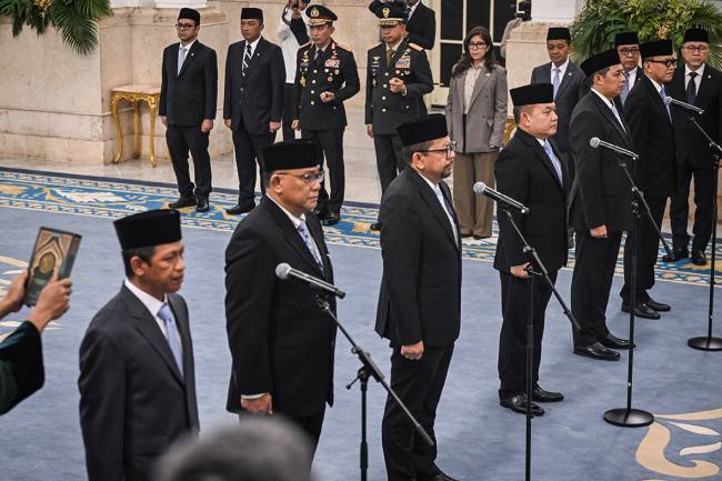 PELANTIKAN ENAM PEJABAT BARU - Menteri Lingkungan Hidup Jumhur Hidayat (kedua kiri), Wakil Menteri Koordinator Bidang Pangan Hanif Faisol (kiri), Kepala Badan Komunikasi Pemerintah Muhammad Qodari (ketiga kiri), Kepala Kantor Staf Kepresidenan Dudung Abdurachman (keempat kiri), Kepala Badan Karantina Nasional Abdul Kadir Karding (kedua kanan) dan Penasehat Khusus Presiden Bidang Komunikasi Hasan Hasbi (keempat kanan) mengikuti sumpah jabatan saat pelantikan pejabat baru dalam Kabinet Merah Putih di Istana Negara, Jakarta, Senin (27/4/2026). Sebanyak enam pejabat baru mengisi jabatan dalam perombakan (reshuffle) Kabinet Merah Putih, antara lain Jumhur Hidayat sebagai Menteri Lingkungan Hidup, Hanif Faisol sebagai Wakil Menteri Koordinator Bidang Pangan, Jenderal TNI (Purn) Dudung Abdurachman sebagai Kepala Kantor Staf Kepresidenan, Muhammad Qodari sebagai Kepala Badan Komunikasi Pemerintah, Hasan Nasbi sebagai Penasehat Khusus Presiden Bidang Komunikasi, dan Abdul Kadir Karding sebagai Kepala Badan Karantina Nasional. (Foto: Antara/Bayu Pratama S)
