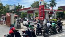 Foto Ilustrasi - Antrian panjang kendaraan bermotor mengisi BBM di SPBU Jalan Lambung Mangkurat, Banjarmasin.(Foto: Kompas.com/AM Haswar)
