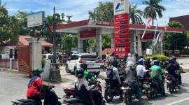 Foto Ilustrasi - Antrian panjang kendaraan bermotor mengisi BBM di SPBU Jalan Lambung Mangkurat, Banjarmasin.(Foto: Kompas.com/AM Haswar)
