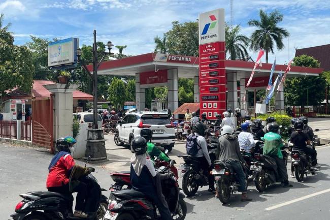 Foto Ilustrasi - Antrian panjang kendaraan bermotor mengisi BBM di SPBU Jalan Lambung Mangkurat, Banjarmasin.(Foto: Kompas.com/AM Haswar)
