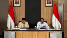 Menhaj Moch Irfan Yusuf (kiri) dan Kepala Staf Kepresidenan Republik Indonesia Muhammad Qodari (kanan) dalam konferensi pers di KSP, Jakarta, Rabu (15/4/2026). )Foto: Antara/Prisca Triferna)