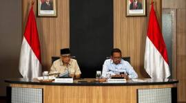 
Menhaj Moch Irfan Yusuf (kiri) dan Kepala Staf Kepresidenan Republik Indonesia Muhammad Qodari (kanan) dalam konferensi pers di KSP, Jakarta, Rabu (15/4/2026). )Foto: Antara/Prisca Triferna)