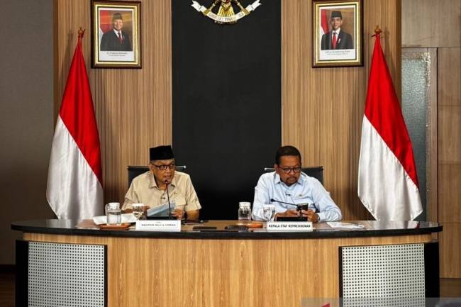 
Menhaj Moch Irfan Yusuf (kiri) dan Kepala Staf Kepresidenan Republik Indonesia Muhammad Qodari (kanan) dalam konferensi pers di KSP, Jakarta, Rabu (15/4/2026). )Foto: Antara/Prisca Triferna)