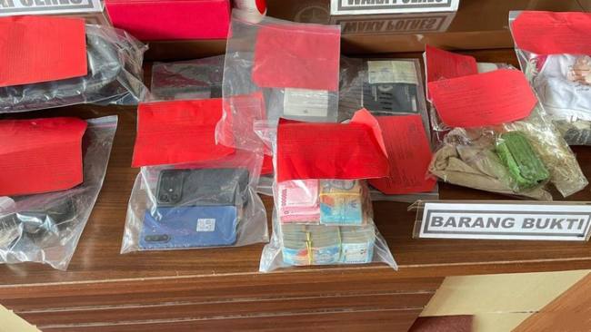 
Barang bukti pembobolan rumah di Banjar. (Foto: detikKalimantan/Khairun Nisa)