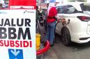 Petugas SPBU melakukan pengisian BBM subsidi jenis Pertalite pada kendaraan pribadi di SPBU Jalan Kramatt Raya, Jakarta, 31 Maret 2026. (Tempo)