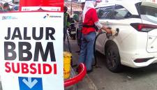 Petugas SPBU melakukan pengisian BBM subsidi jenis Pertalite pada kendaraan pribadi di SPBU Jalan Kramatt Raya, Jakarta, 31 Maret 2026. (Tempo)