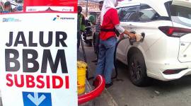 Petugas SPBU melakukan pengisian BBM subsidi jenis Pertalite pada kendaraan pribadi di SPBU Jalan Kramatt Raya, Jakarta, 31 Maret 2026. (Tempo)