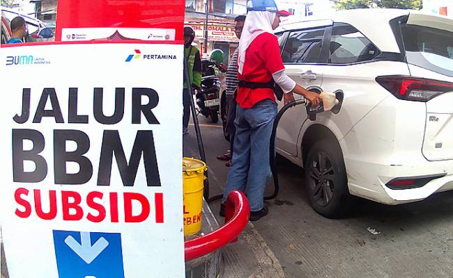 Petugas SPBU melakukan pengisian BBM subsidi jenis Pertalite pada kendaraan pribadi di SPBU Jalan Kramatt Raya, Jakarta, 31 Maret 2026. (Tempo)