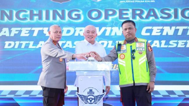 Gubernur bersama Kapolda dan Dirlantas menekan sirine tanda beroperasinya Safety Riding. Foto : istimewa
