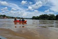 Tim SAR melakukan pencarian dua korban hilang di Sungai Barito di kawasan Muara Teweh,Kabupaten Barito Utara, Minggu (5/4/2026). (BPBD Barito Utara)