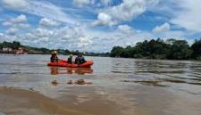 Tim SAR melakukan pencarian dua korban hilang di Sungai Barito di kawasan Muara Teweh,Kabupaten Barito Utara, Minggu (5/4/2026). (BPBD Barito Utara)