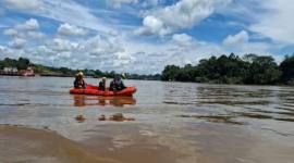 Tim SAR melakukan pencarian dua korban hilang di Sungai Barito di kawasan Muara Teweh,Kabupaten Barito Utara, Minggu (5/4/2026). (BPBD Barito Utara)