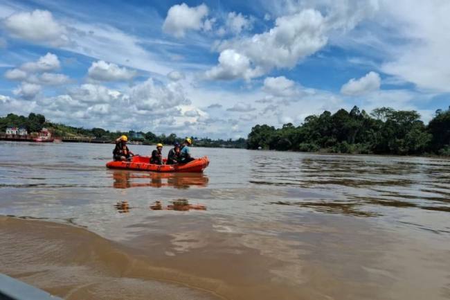 Tim SAR melakukan pencarian dua korban hilang di Sungai Barito di kawasan Muara Teweh,Kabupaten Barito Utara, Minggu (5/4/2026). (BPBD Barito Utara)
