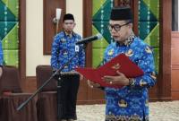 Sekda Kalsel membacakan naskah sumpah janji pelantikan PNS lingkup pemprov. Foto : Istimewa