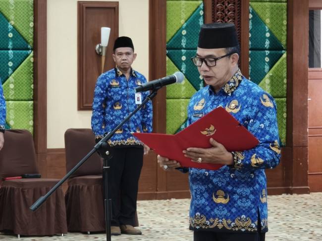 Sekda Kalsel membacakan naskah sumpah janji pelantikan PNS lingkup pemprov. Foto : Istimewa