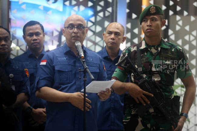Direktur Penyidikan (Dirdik) Jampidsus Kejagung, Syarief Sulaeman Nahdi saat memberikan keterangan pers terkait Korupsi Petral di Gedung Bundar, Kejaksaan Agung, Jakarta Selatan, Kamis (9/4/2026). (merahputih.com)