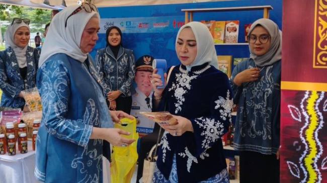 Ketua TP PKK Kalsel saat meninjau pameran di TMII. Foto : Istimewa