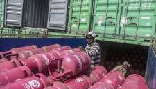 Pekerja menyusun tabung gas LPG yang kosong untuk dimasukkan ke dalam kontainer di Pelabuhan Ahmad Yani Ternate, Maluku Utara, Selasa (30/12/2025). (Dok Antara)