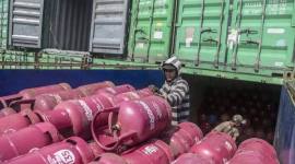 Pekerja menyusun tabung gas LPG yang kosong untuk dimasukkan ke dalam kontainer di Pelabuhan Ahmad Yani Ternate, Maluku Utara, Selasa (30/12/2025). (Dok Antara)