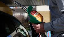 Seorang pengendara mengembalikan pompa bensin setelah mengisi bahan bakar mobilnya di sebuah SPBU, karena harga minyak dan gas melonjak di tengah konflik di Timur Tengah, di London, Inggris, 5 Maret 2026. (REUTERS/Jack Taylor)