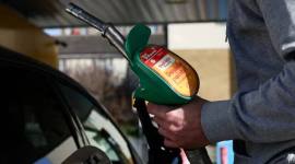 Seorang pengendara mengembalikan pompa bensin setelah mengisi bahan bakar mobilnya di sebuah SPBU, karena harga minyak dan gas melonjak di tengah konflik di Timur Tengah, di London, Inggris, 5 Maret 2026. (REUTERS/Jack Taylor)