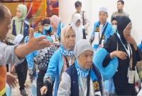 Jemaah calon haji saat berada di Bandara Internasional Syamsudin Noor Banjarbaru, Kalsel, untuk keberangkatan kloter pertama pada Jumat (24/4/2026) dini hari. (Foto: Antara/Firman)