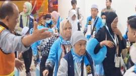 Jemaah calon haji saat berada di Bandara Internasional Syamsudin Noor Banjarbaru, Kalsel, untuk keberangkatan kloter pertama pada Jumat (24/4/2026) dini hari. (Foto: Antara/Firman)