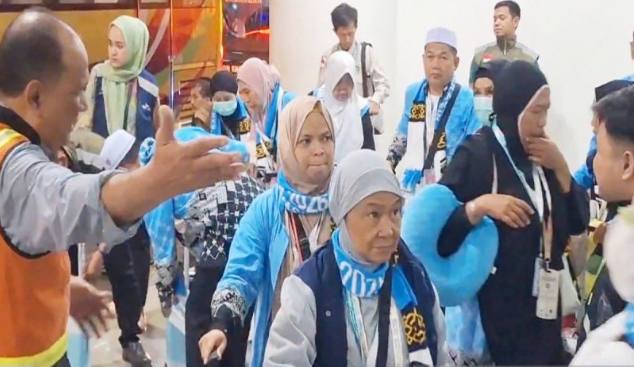 Jemaah calon haji saat berada di Bandara Internasional Syamsudin Noor Banjarbaru, Kalsel, untuk keberangkatan kloter pertama pada Jumat (24/4/2026) dini hari. (Foto: Antara/Firman)