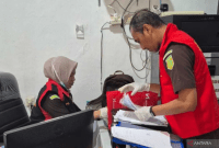 Petugas Kejari Palangka Raya, Kalteng ketika menggeledah Kantor KPU Kota Palangka Raya, Selasa (28/4/2026) sore. (Foto: Istimewa)
