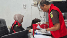 Petugas Kejari Palangka Raya, Kalteng ketika menggeledah Kantor KPU Kota Palangka Raya, Selasa (28/4/2026) sore. (Foto: Istimewa)
