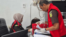 Petugas Kejari Palangka Raya, Kalteng ketika menggeledah Kantor KPU Kota Palangka Raya, Selasa (28/4/2026) sore. (Foto: Istimewa)
