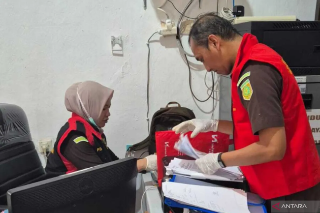 Petugas Kejari Palangka Raya, Kalteng ketika menggeledah Kantor KPU Kota Palangka Raya, Selasa (28/4/2026) sore. (Foto: Istimewa)

