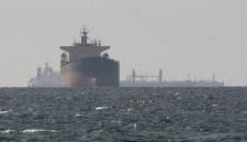 Kapal tanker berlayar di Teluk, dekat Selat Hormuz di tengah perang Iran vs AS-Israel. (REUTERS/Stringer)