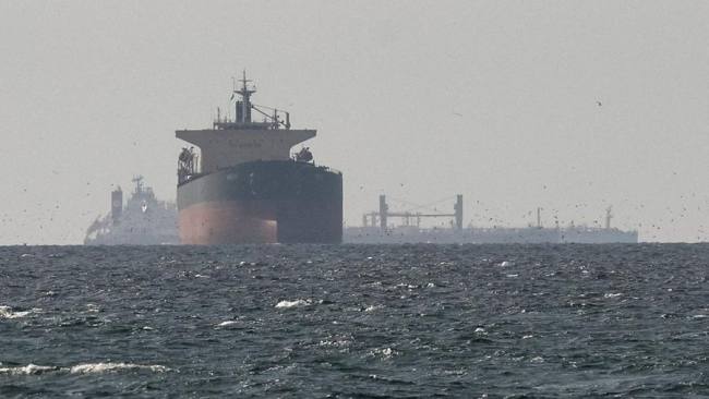 Kapal tanker berlayar di Teluk, dekat Selat Hormuz di tengah perang Iran vs AS-Israel. (REUTERS/Stringer)